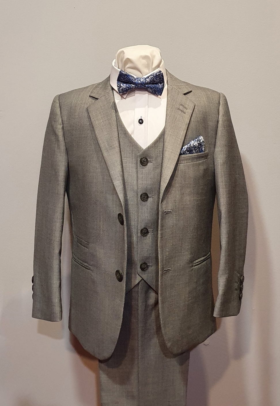 Cavani three sales piece suit